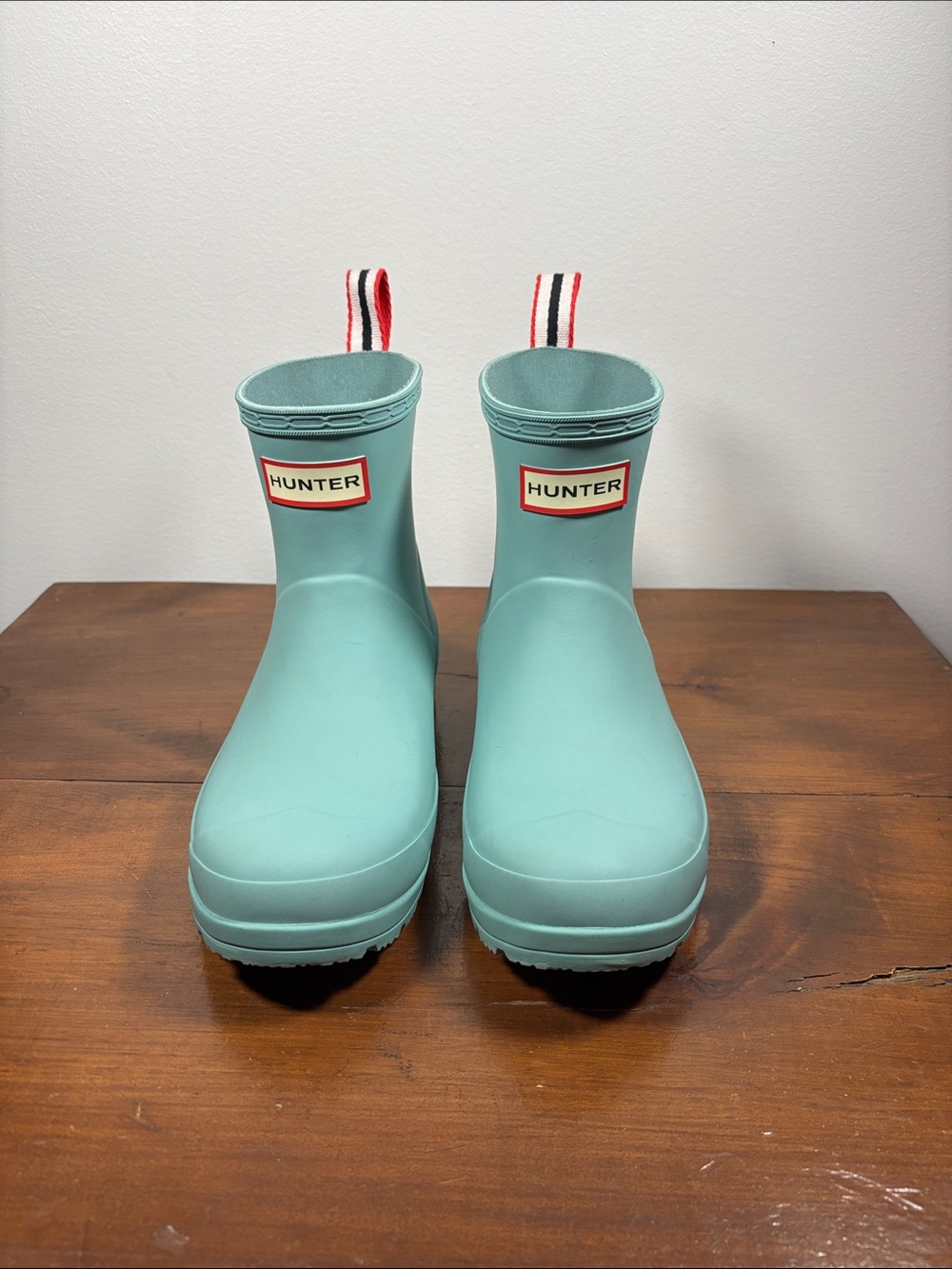 Hunter Woman Aqua Short Rain Boots with Stripe Pull Tabs Size 5